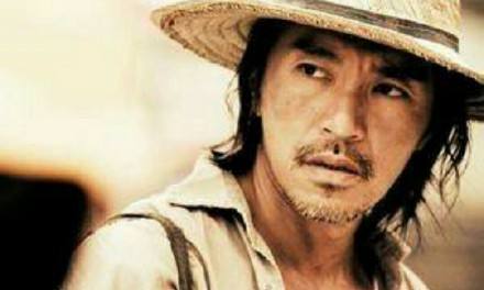 周星驰当年只给他客串一分钟的戏,他曾是周星驰电影的御用配角