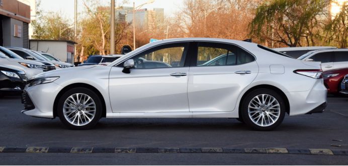 丰田凯美瑞双擎和亚洲龙油耗比较,丰田凯美瑞和亚洲龙有什么区别