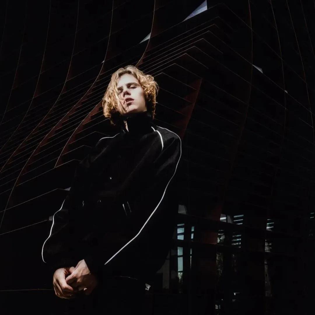 空降Billboard单曲榜冠军,17岁澳大利亚Rapper打破澳洲40年记录