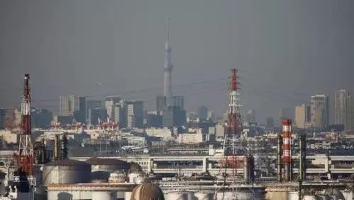 到外国“打黑工”，每天过着提心吊胆的日子，真划算吗？