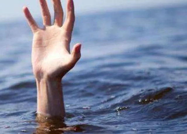 游泳时发生溺水意外如何自救,儿童游泳溺水后应该怎么处理