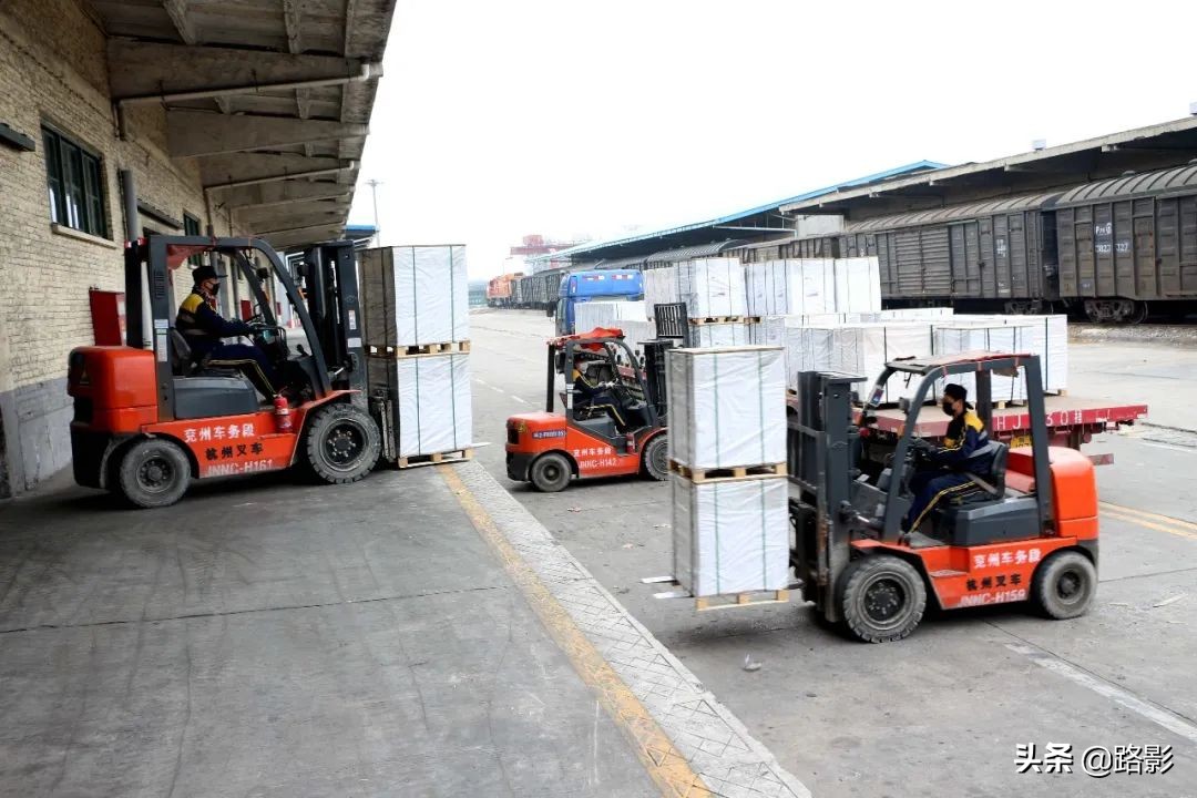 抗击疫情守护平安摄影征稿,战疫情保春运铁路警察在行动