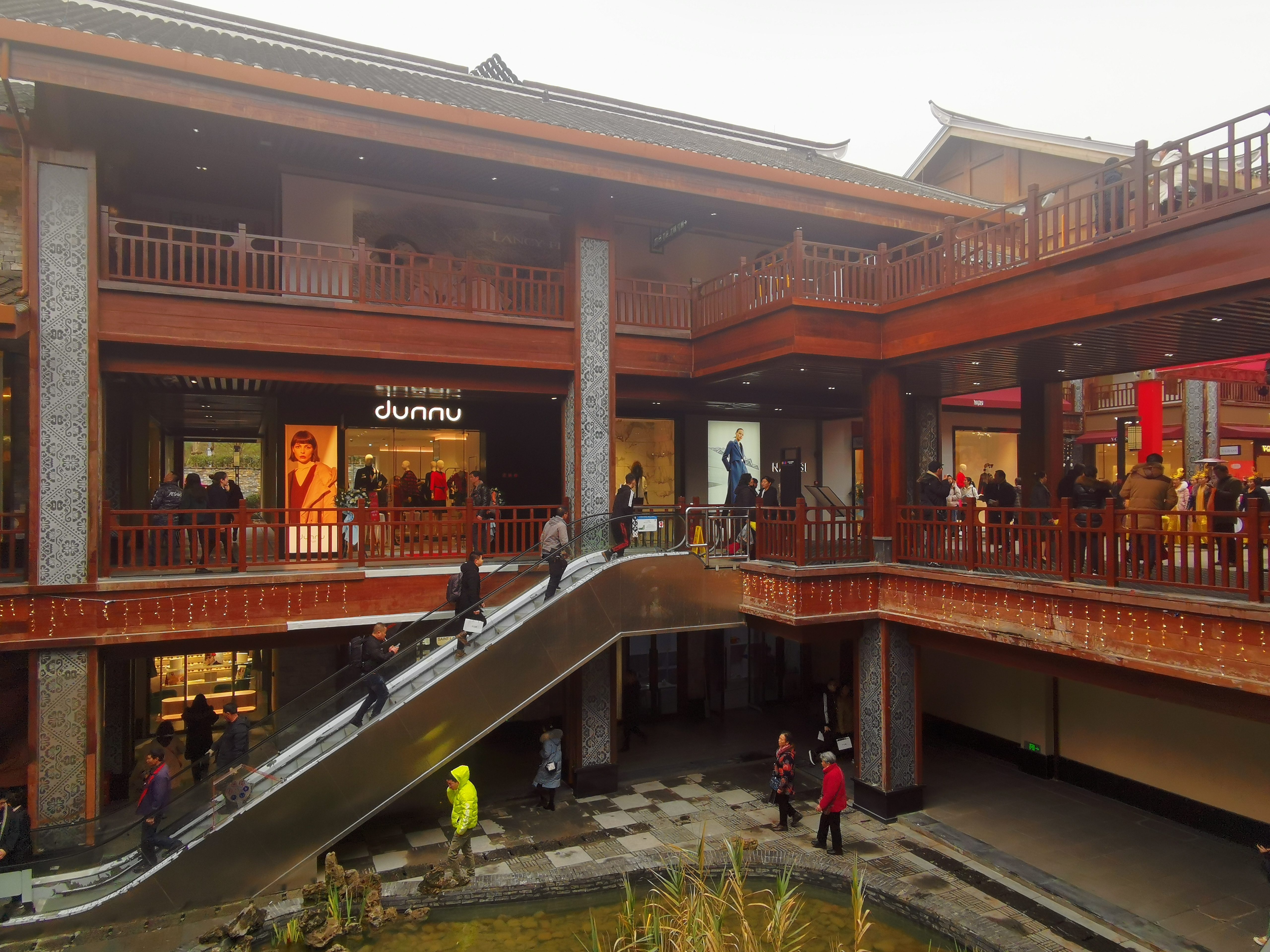 云岩万达广场开业,又见人从众