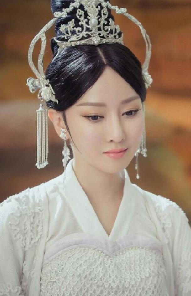 21岁爆红,24岁走出国门,32岁跌落神坛,萨顶顶到底经历了什么?