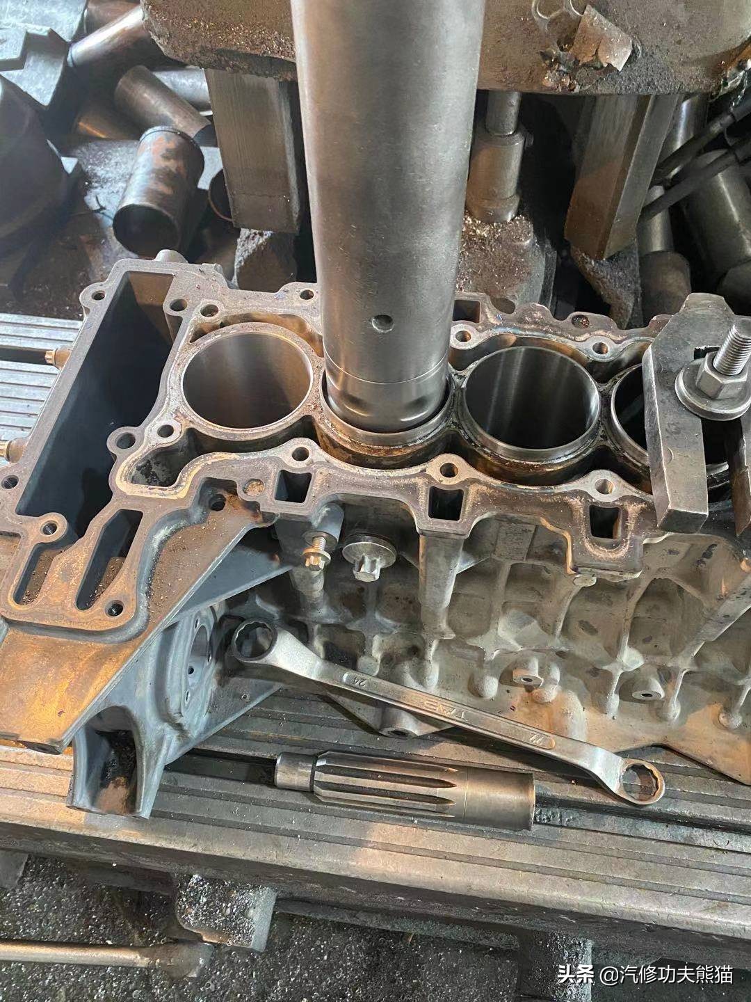 宝马e90325i2007款,宝马e90漏机油通病