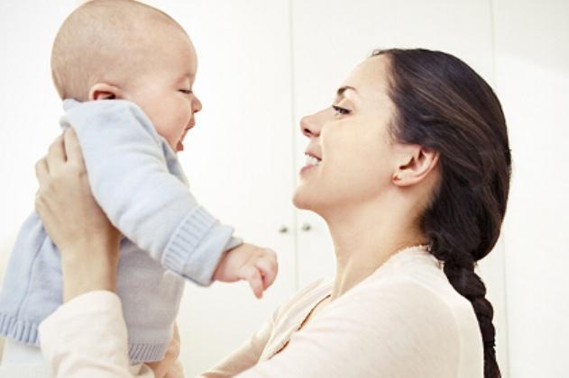 六个月宝宝总喜欢靠着大人,6个多月宝宝爱闹人