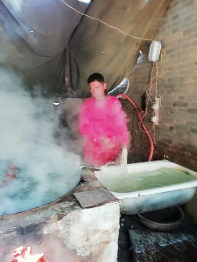 漏瓢式手工粉条视频,传统手艺制作粉条你见过吗