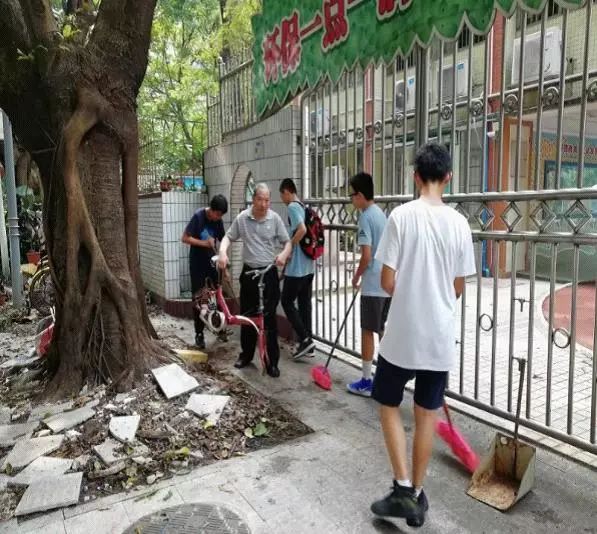 持续推进在职党员进社区志愿服务,在职党员下沉社区开展志愿服务