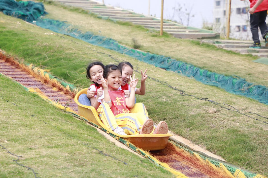 亲子足球嘉年华广州上演,小学足球嘉年华亲子运动会