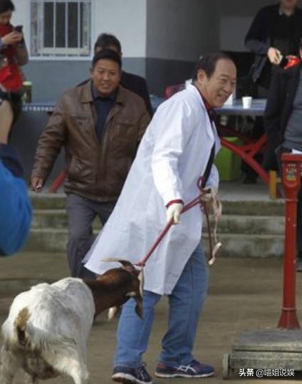 相声演员牛群晚年凄凉，与妻子离婚，64岁上节目晕倒