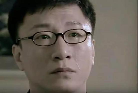 潜伏首播是哪一年,潜伏电视剧中真正的逃犯是谁