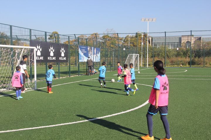 踢球队友不会跑位怎么带球,踢球时的跑位和传球意识