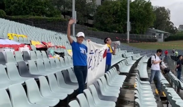 奥预赛感人一幕！泰球迷高举武汉加油横幅网友泪目：女足太棒了