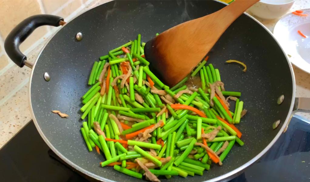炒蒜苔怎么才能快速入味,大锅菜蒜苔过水还是过油
