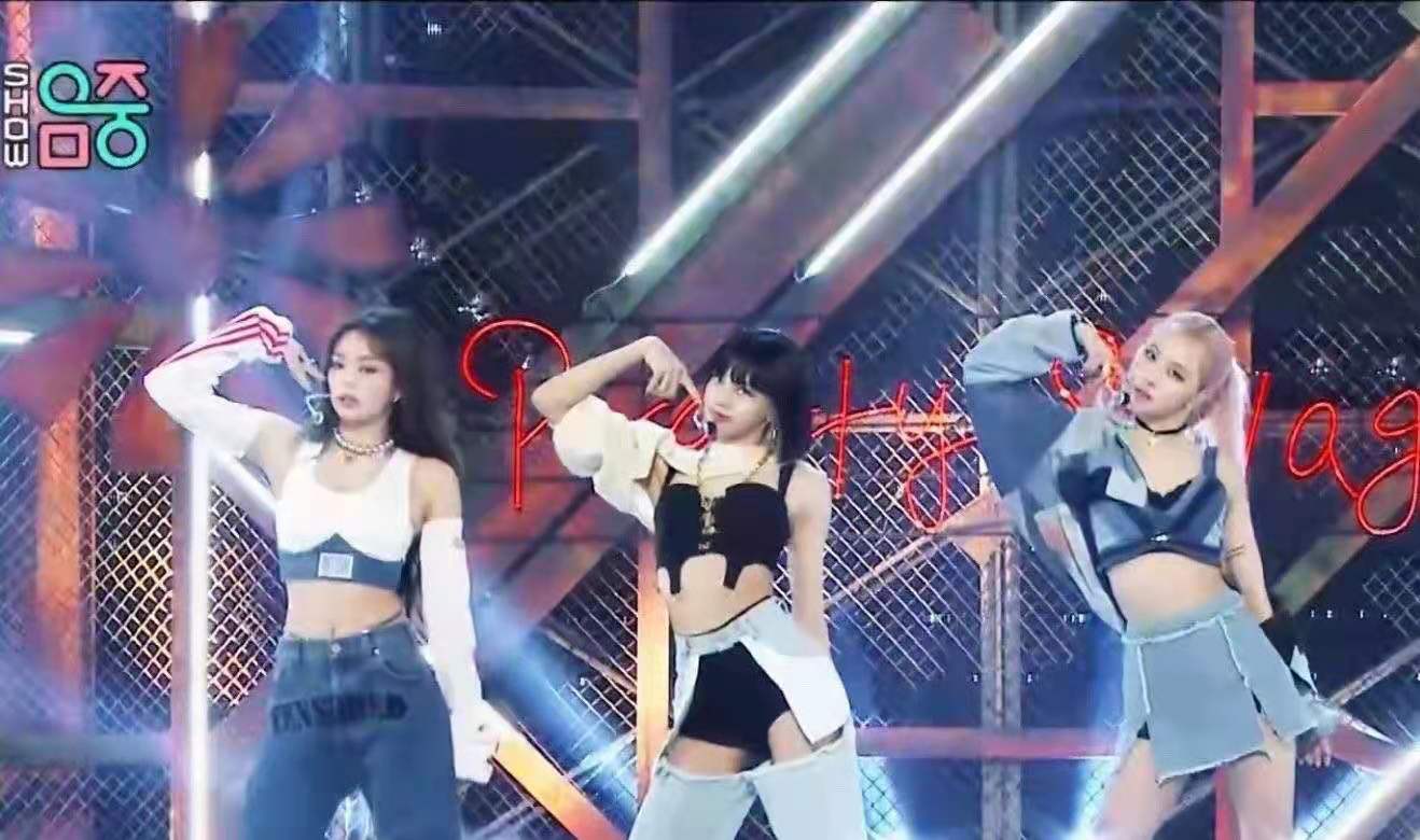 韩国女团穿“开裆裤”唱跳!露黑色*裤底**显不雅,迷惑穿搭遭吐槽