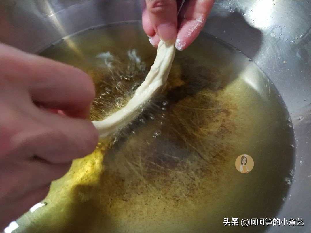 上海油条的做法和配方视频,100种简易懒人早餐油条的做法