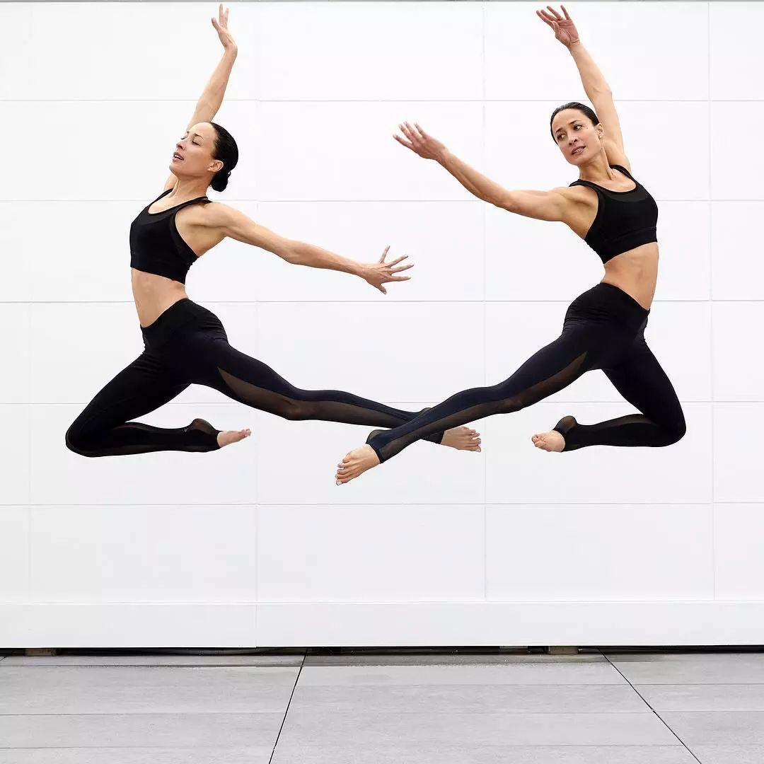 闺蜜间的乐趣，专属的黑色瑜伽服，有你一起穿才最美