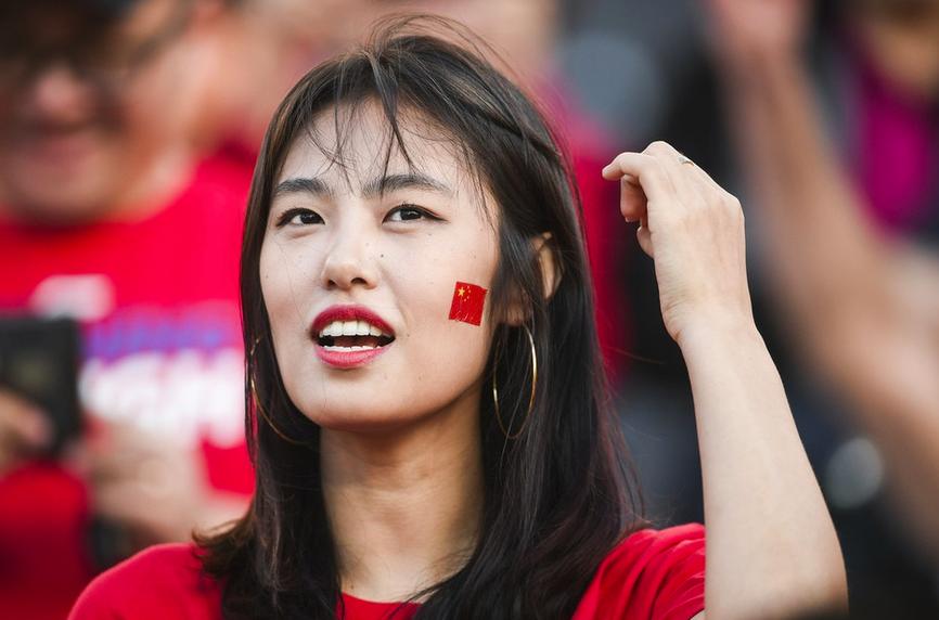 响彻阿联酋的《歌唱祖国》，比武磊和锦鲤大宝更值得吹爆