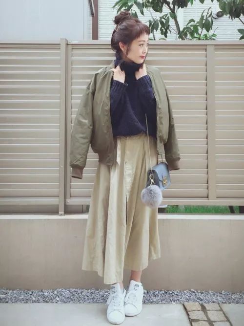 GU的衣服,藏青色u型显瘦上衣