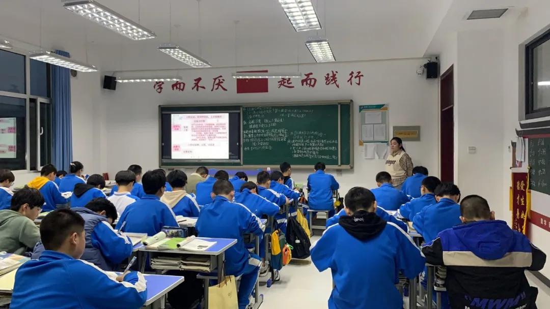 晚自习同学们在争分夺秒的学习,自习课上同学们都在埋头复习