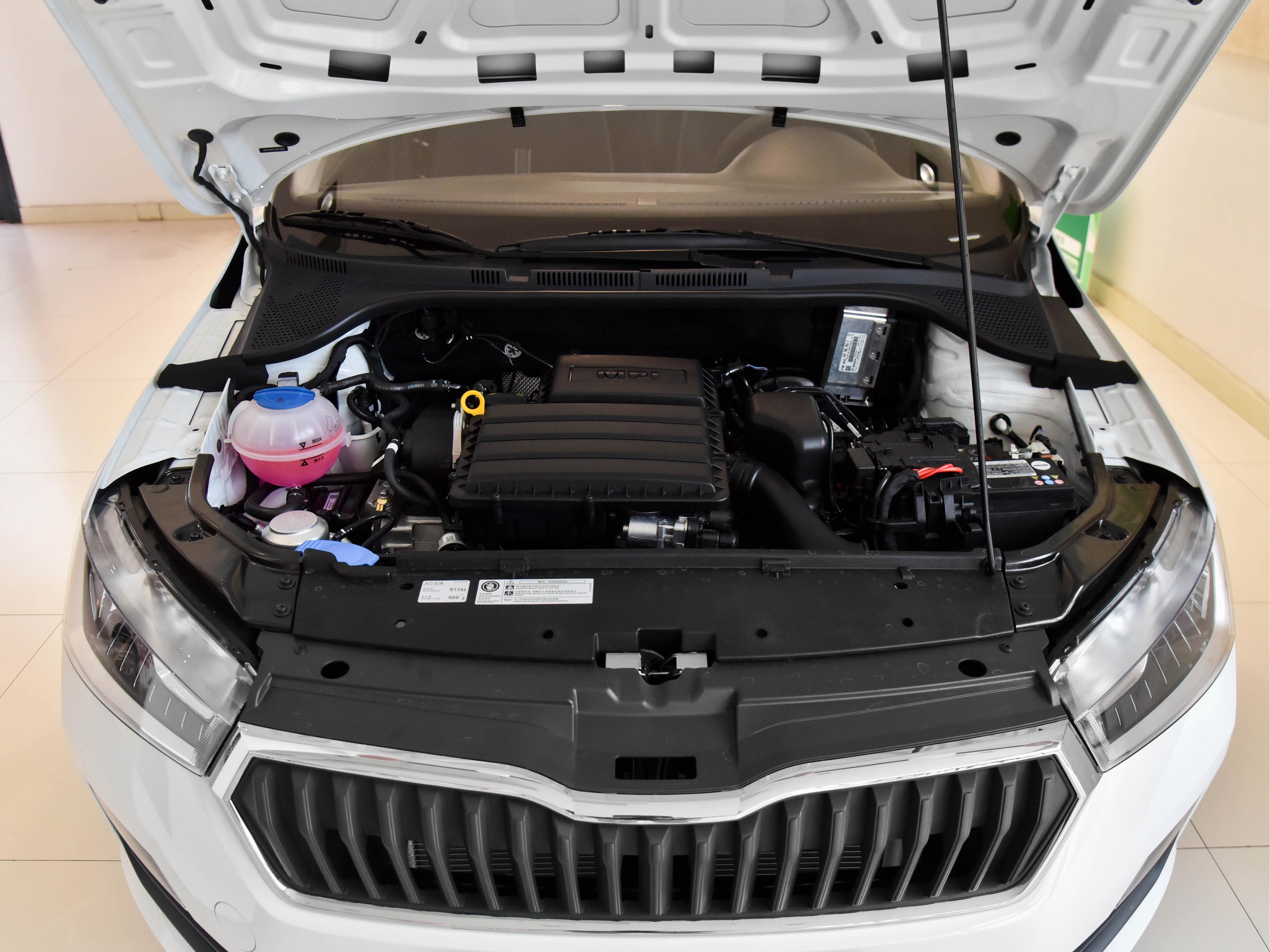 低配自动合资轿车便宜新车,低配汽车的油耗是多少