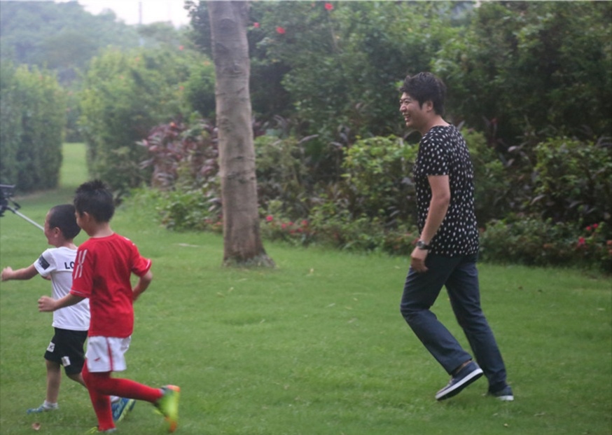 郎朗和多名小朋友同台演出,郎朗少年