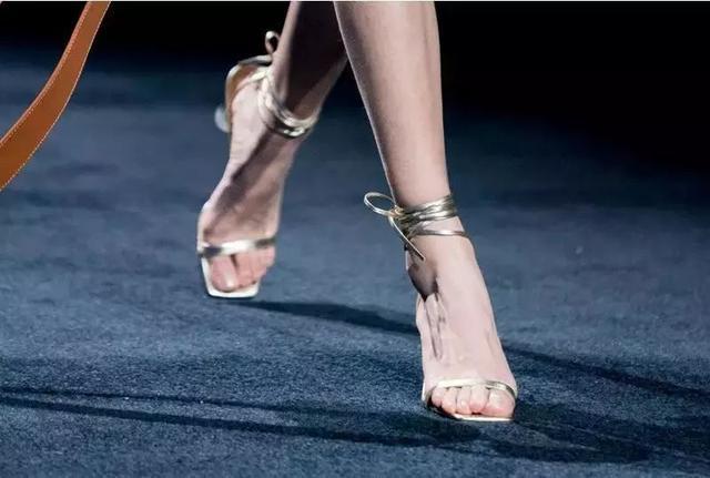 ep雅莹走秀2019,ep雅莹黑裙子