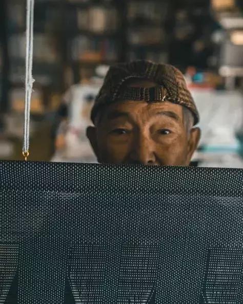 大爷一夜之间变成帅哥,农村大爷变型男