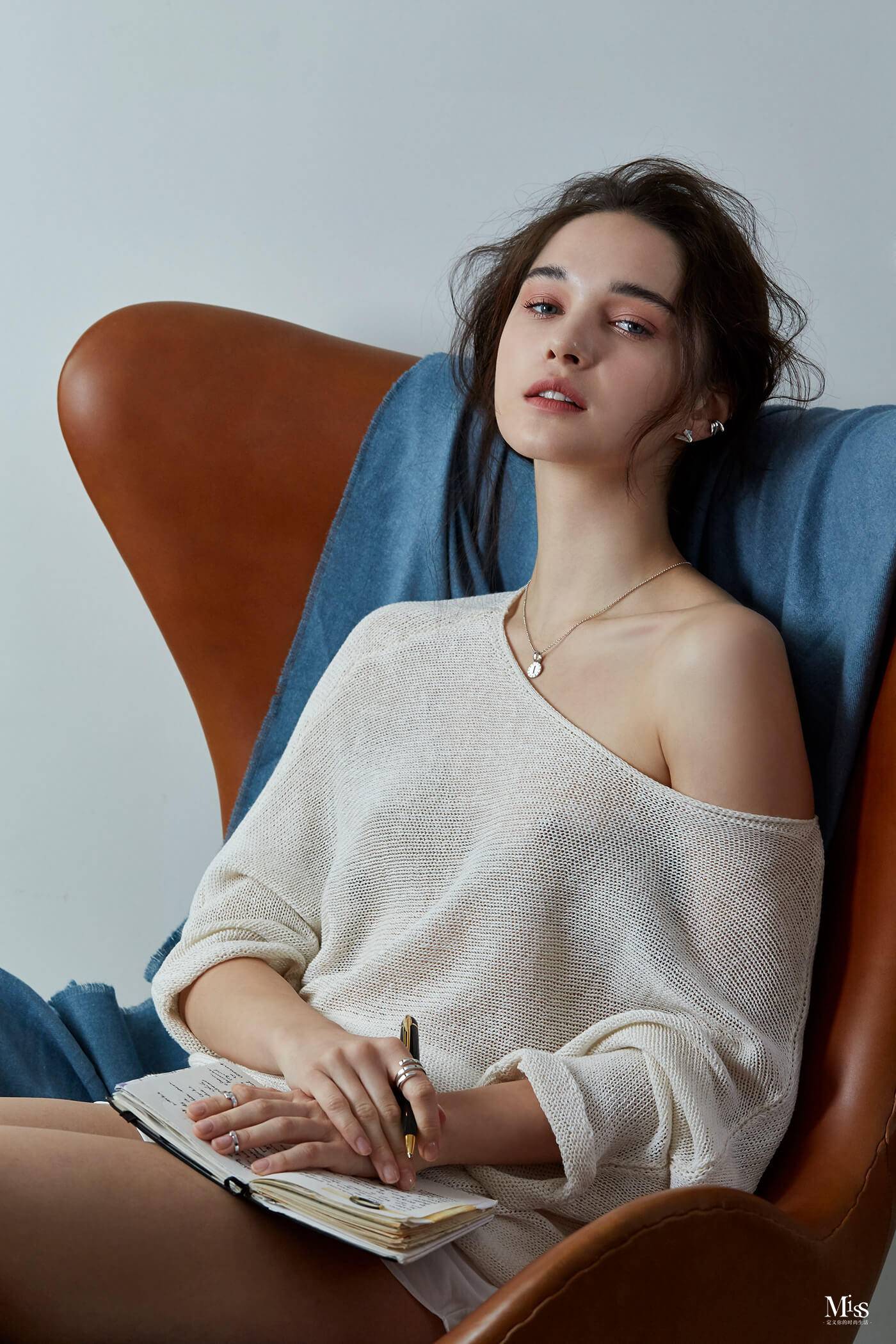 哑光妆容的魅力，在于提供漆黑的夜晚，展现色彩之美