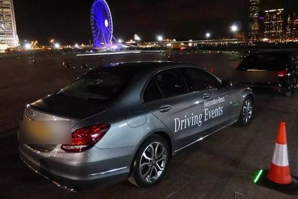 奔驰在香港很畅销，为啥只有S400卖不动？当地人：商场电梯有答案