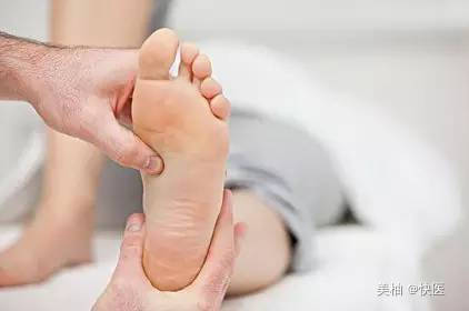 孕晚期腿肿得厉害怎么缓解,孕晚期腿水肿是怎么回事