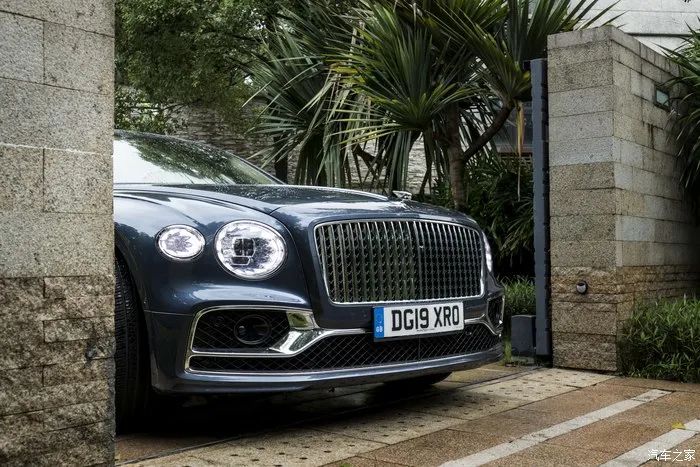 宾利飞驰对比迈巴赫s480气场,宾利飞驰街拍气场霸气视频