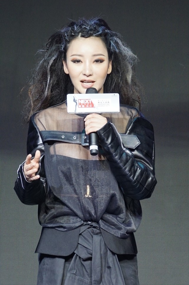 柳岩造型低调保暖走机场,柳岩中长发造型