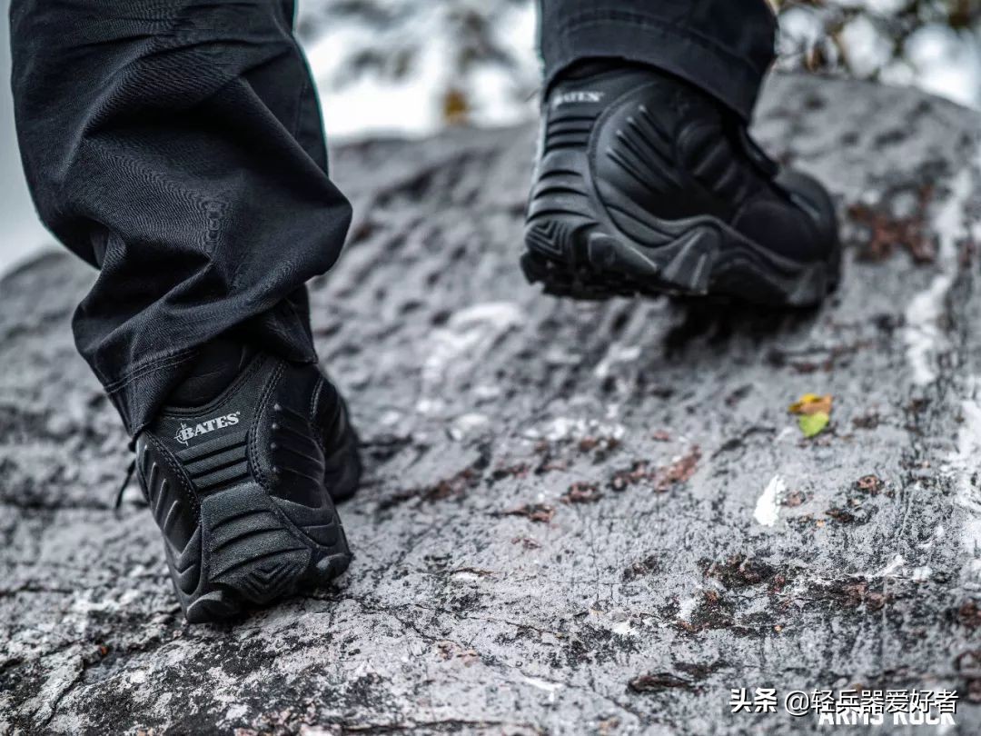 穿什么鞋更好的保护脚,军靴既能透气又能防水吗