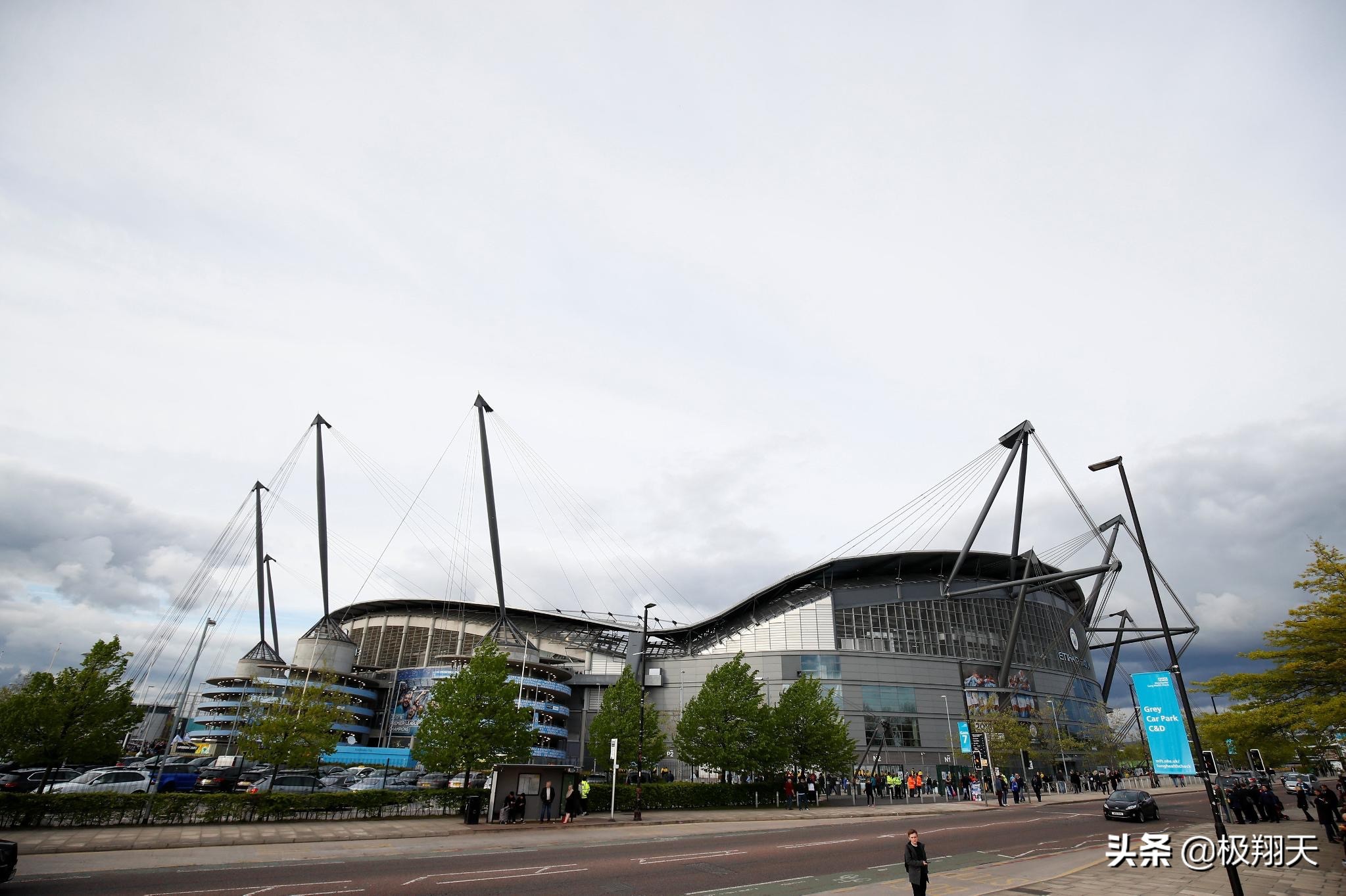 英超冠军瞬间?5万人目睹瓜迪奥拉不安到振臂曼城惊涛骇浪90分钟!