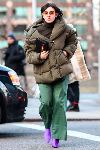 短款宽松羽绒服搭配单跟鞋,洋气短款羽绒服搭裤子