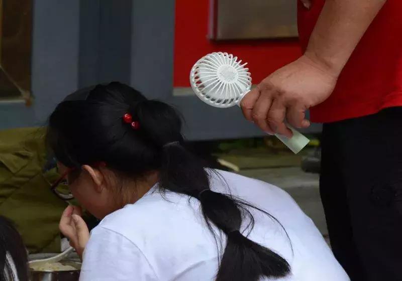 考完啦！莆田考场外上演“00”后深情告白！这些场景都太美~~