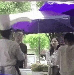 去按脚碰到前女友，怎么化解尴尬