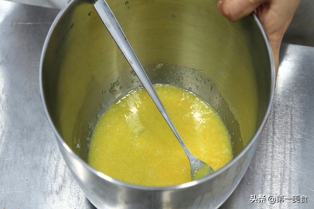 一碗面粉三个鸡蛋做糕点,一个鸡蛋半斤面粉做饼干