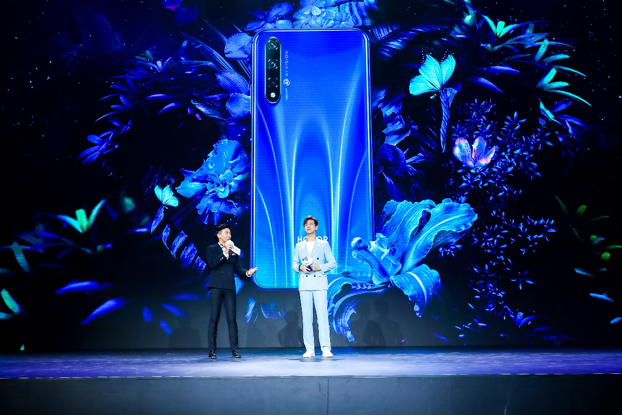 国民男神李现助阵，荣耀20S发布1899元起