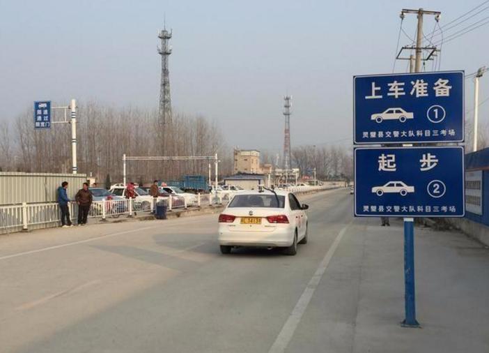 科目三直线行驶怎么才算跑偏,科目三直线行驶总跑偏的技巧