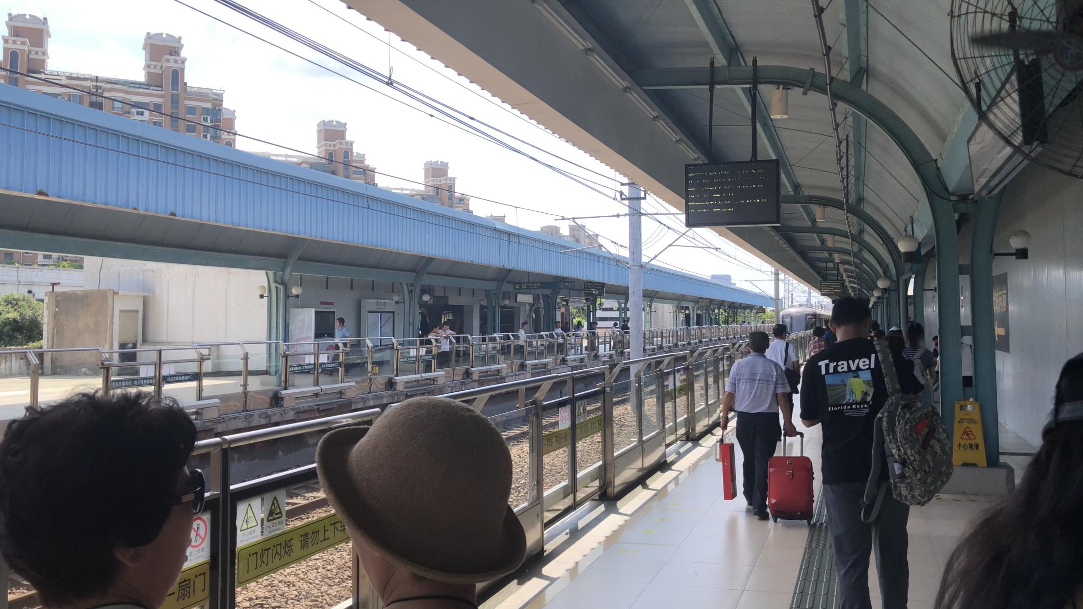 上海80后乘坐地铁1号线，差点在莲花南路站踩“坑”是怎么回事？