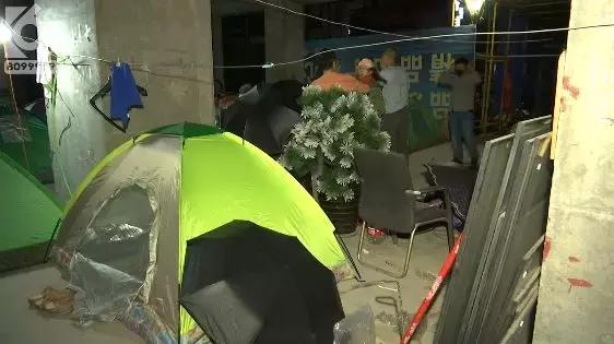 接不到房，汇都国际业主无奈“另类”入住