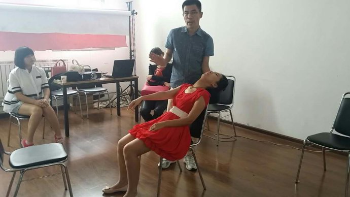 催眠提升成绩是真的假的,揭秘催眠治疗的骗术