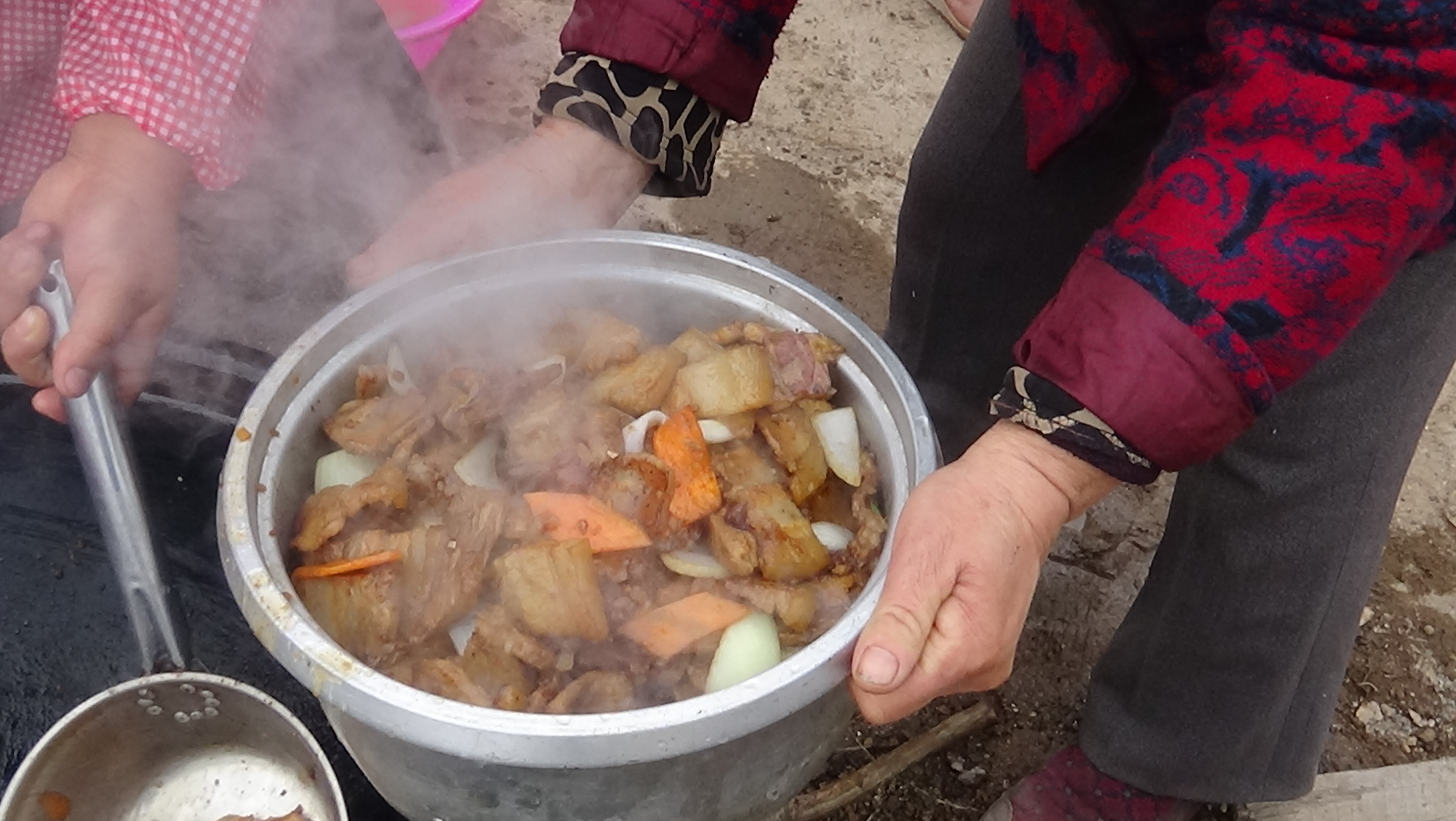 东北杀年猪来吃猪肉,老东北杀年猪