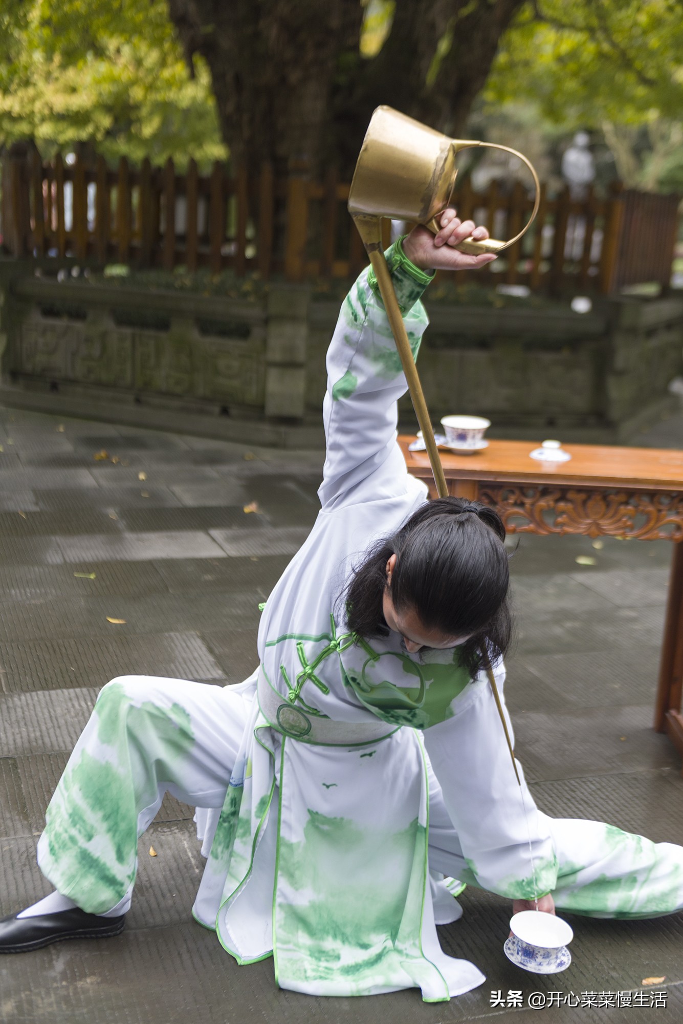 小伙喝茶技术技惊四座,小伙挑水十年练绝技