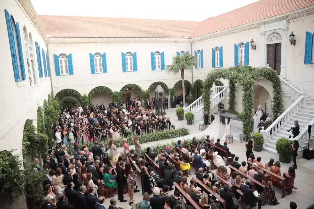 15万颗施华洛世奇水晶,eliesaab婚纱