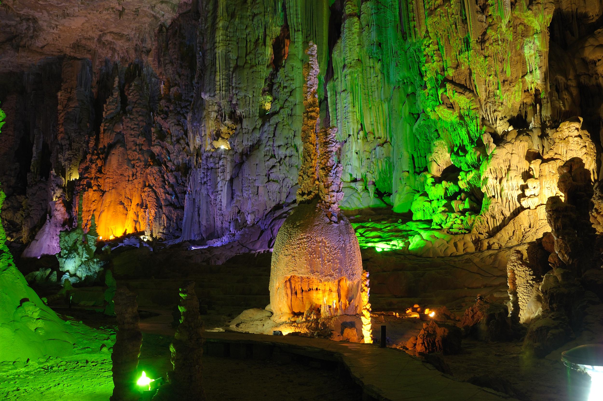 贵州织金县：一个织金洞，一道宫保鸡丁如何能够留住游客？