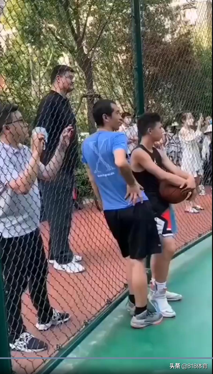 姚明野球场看10岁女儿打球！1米7姚沁蕾打4v4,姚主席老父亲般微笑