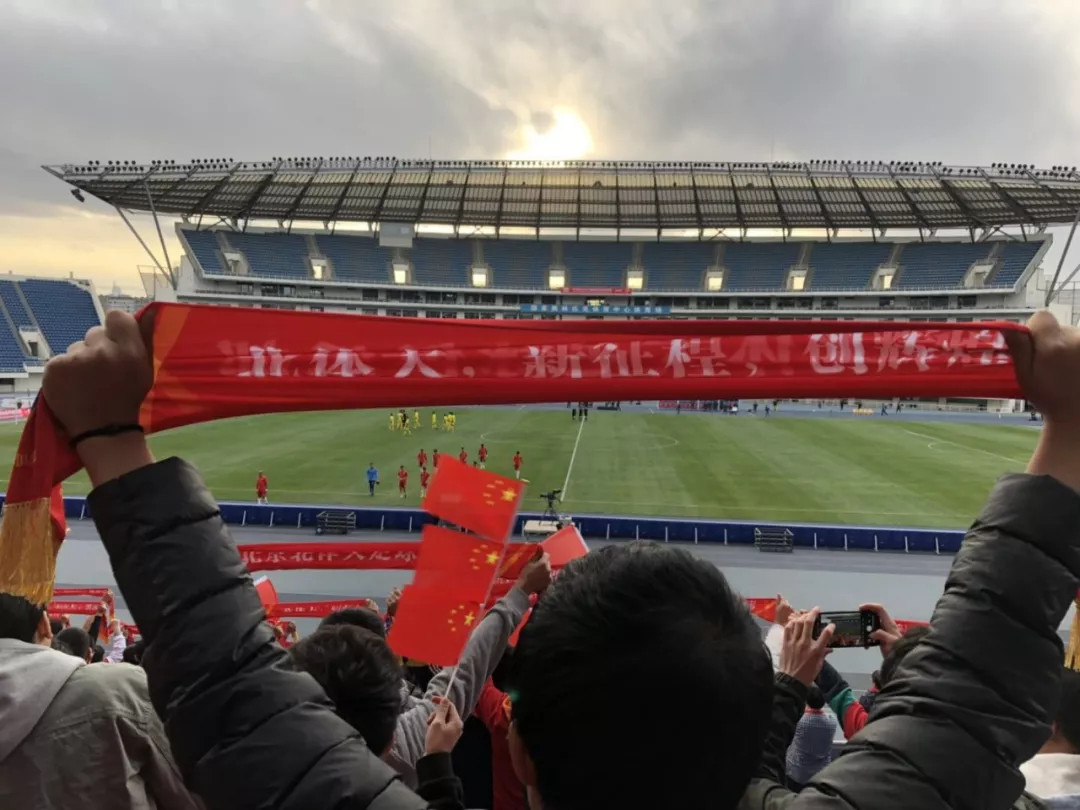 6000北体大学子围观主场首秀，150辆大巴拉不来中国校园体育文化